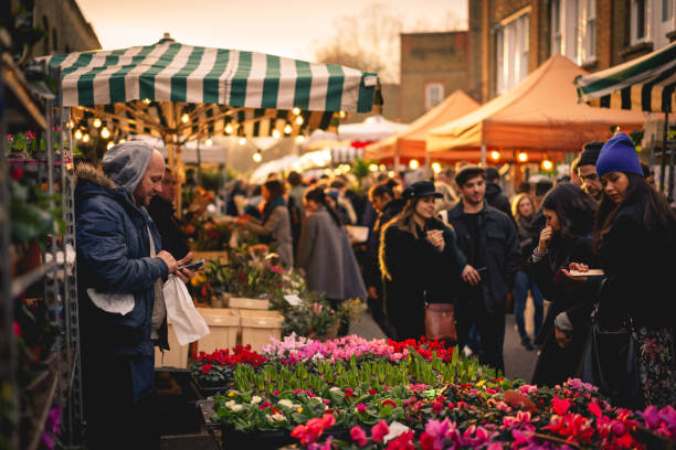 menschen beim einkaufen an der columbia road flower market, london (uk). - people togetherness group of people editorial stock-fotos und bilder