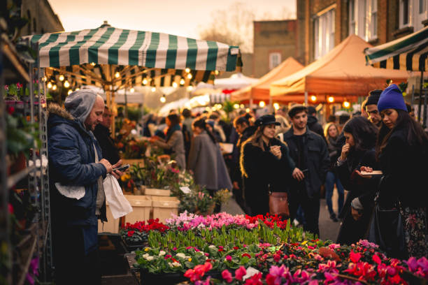 persone che fanno shopping al columbia road flower market, londra (regno unito). - people togetherness group of people editorial foto e immagini stock