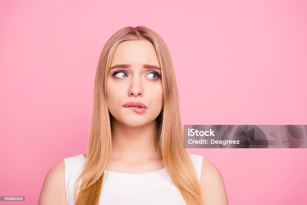 Concepto de gente molesta infeliz triste nerviosa negativa problema problema. Retrato de dulce encantadora tierna suave nerviosa hermosa elegante impresionante chica atractiva busca fondo aislado de cerca - Foto de stock de Una sola mujer libre de derechos