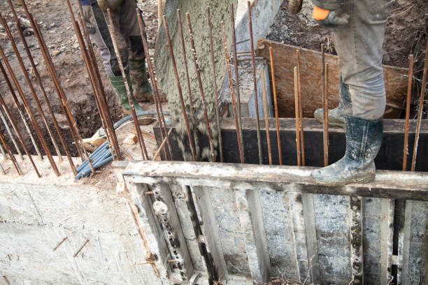 istock Pouring concrete into the construction of the house 933850610