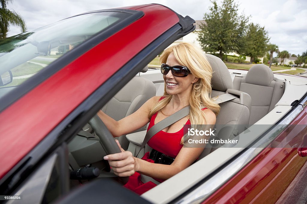 Belle jeune femme conduire voiture décapotable portant des lunettes de soleil - Photo de Adulte libre de droits
