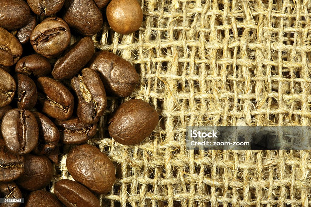 Grains de café sur jetant - Photo de Beige libre de droits