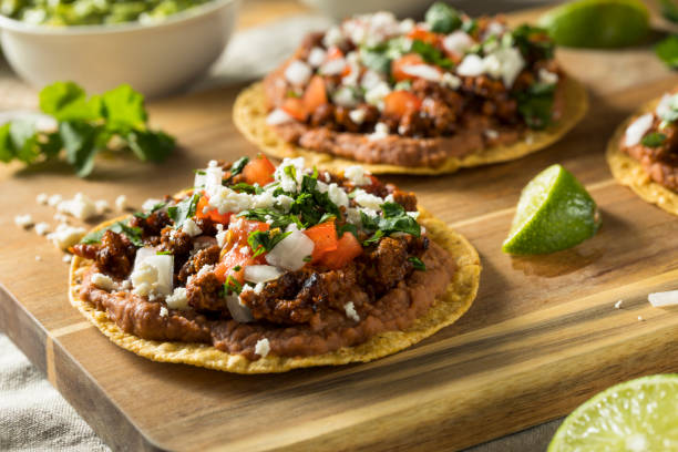 carne caseiro e queijo tostadas - mexican culture fotos - fotografias e filmes do acervo