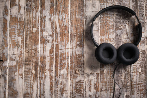 headphone on wooden plank background - musica sertaneja imagens e fotografias de stock