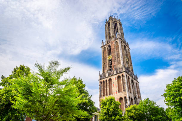 toren van de kathedraal van de dom in utrecht, nederland. - utrecht stockfoto's en -beelden