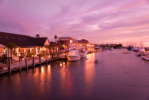 marina de nuit - charleston harbor photos et images de collection