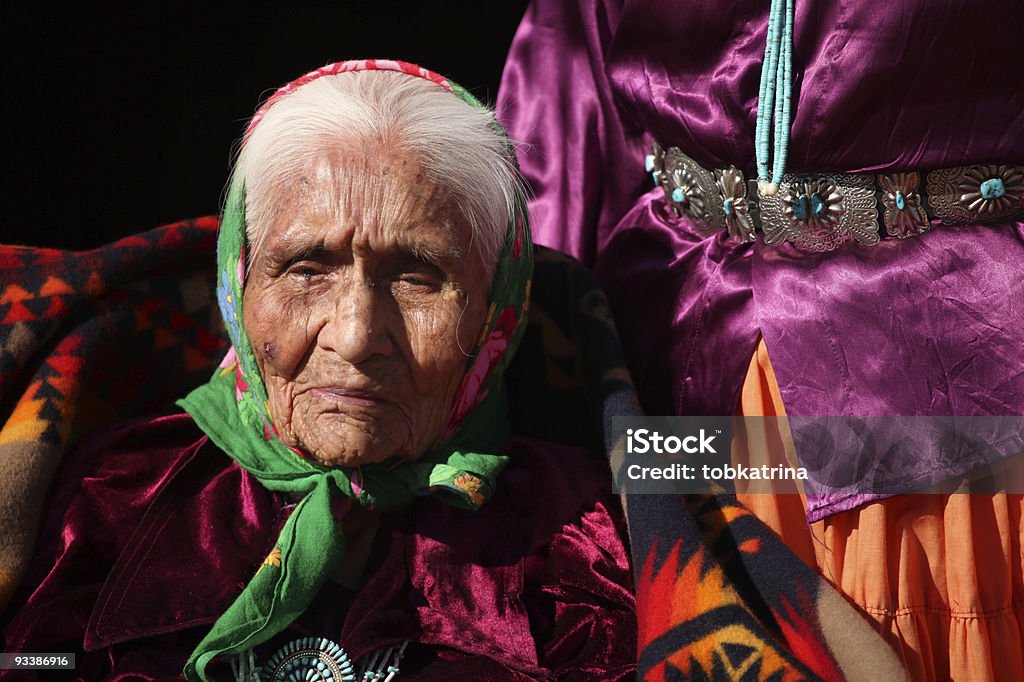 Nativos Navajo mulher vestindo o tradicional as jóias de turquesa - Foto de stock de Cultura Navajo royalty-free