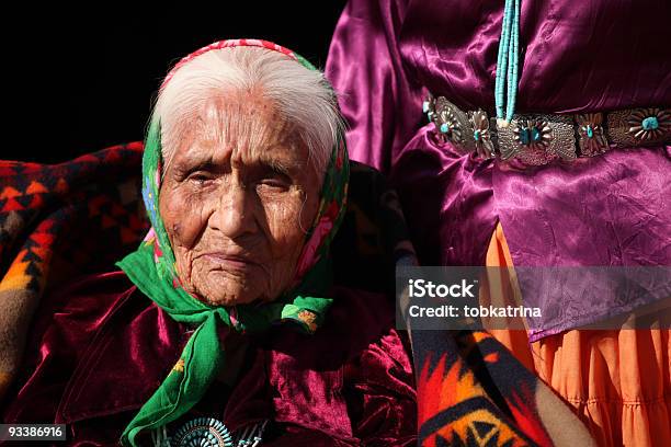 Foto de Nativos Navajo Mulher Vestindo O Tradicional As Jóias De Turquesa e mais fotos de stock de Cultura Navajo