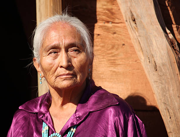 velha linda mulher idosas navajo - cherokee - fotografias e filmes do acervo