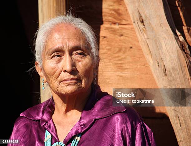 Velha Linda Mulher Idosos Navajo - Fotografias de stock e mais imagens de Cultura Tribal da América do Norte - Cultura Tribal da América do Norte, Mulheres, Só Uma Mulher
