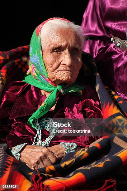 Navajo Tradicional De Ancianos Usando Turquiose Joyas Foto de stock y más banco de imágenes de Adulto