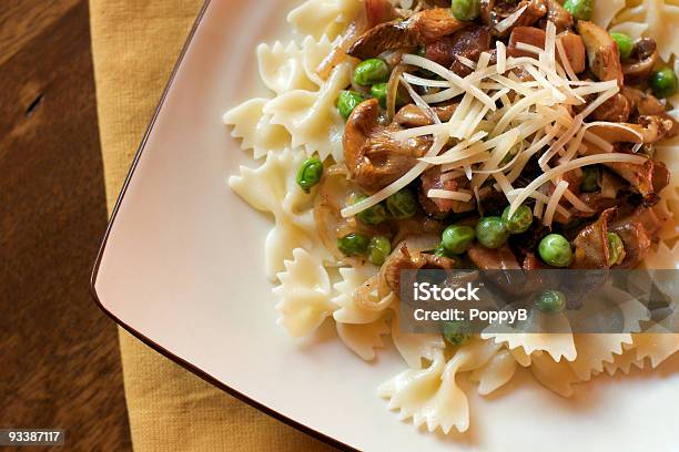 Placa De Bowtie Pasta Con Cremosa Salsa De Judía Chanterella Foto de stock y más banco de imágenes de Color - Tipo de imagen