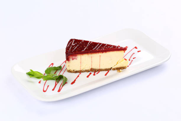 ラズベリーとイチゴのチーズケーキのスライス - strawberry cheesecake ストックフォトと画像
