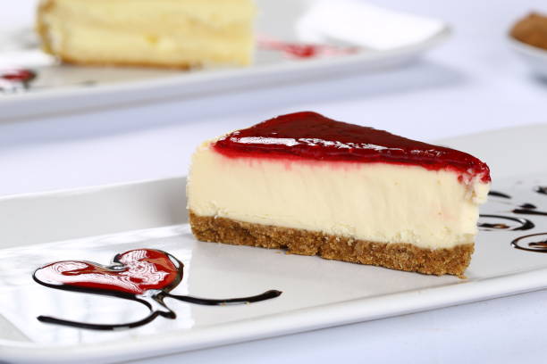 ラズベリーとイチゴのチーズケーキのスライス - strawberry cheesecake ストックフォトと画像