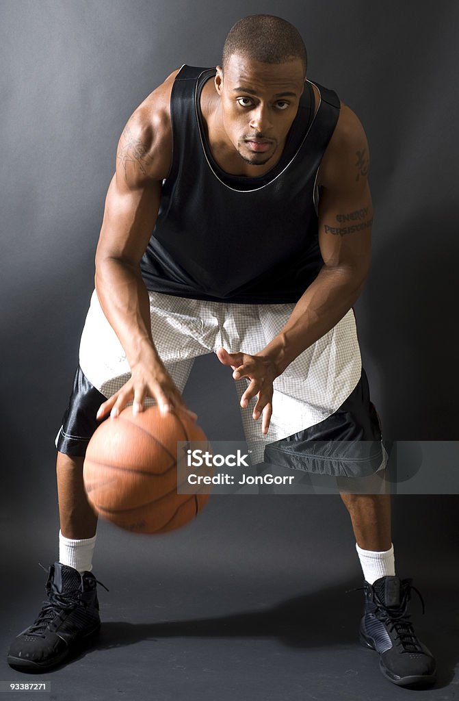 Preto masculino Fintar a bola de Jogador de basquetebol - Royalty-free 20-29 Anos Foto de stock