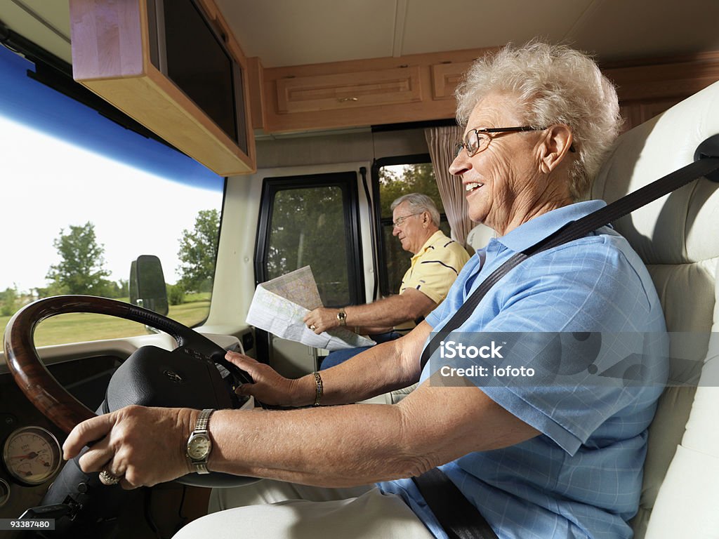 Mujer Senior en automóvil, RV. - Foto de stock de Autocaravana libre de derechos