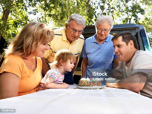 Photo libre de droit de Fête Danniversaire De Lenfant banque d'images et plus d'images libres de droit de Anniversaire - Anniversaire, Fête, 18-23 Mois