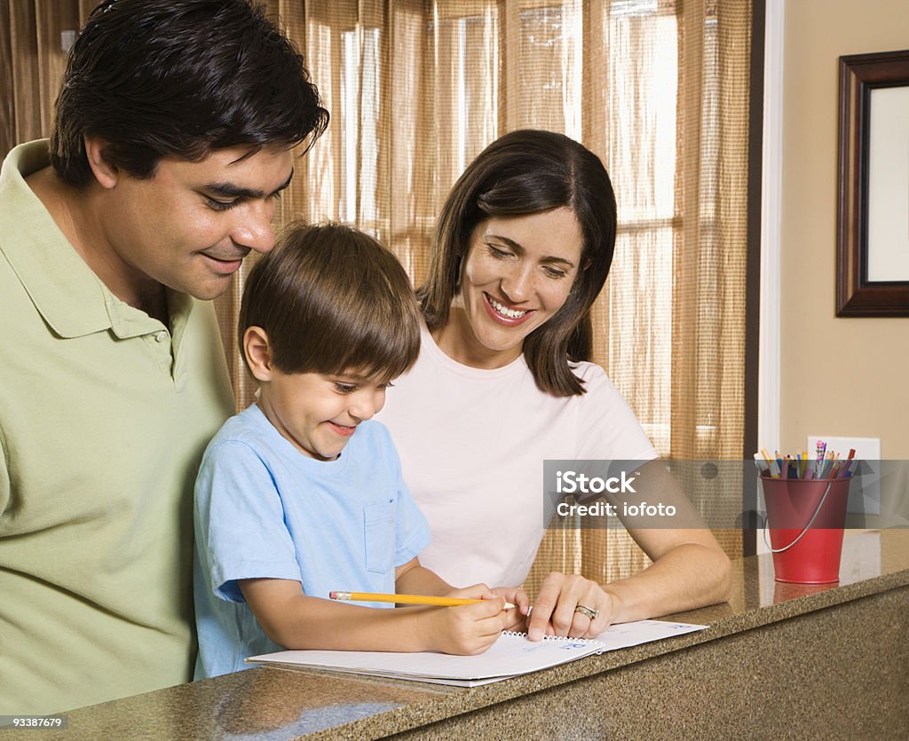 Familie bei den Hausaufgaben. - Lizenzfrei 30-34 Jahre Stock-Foto