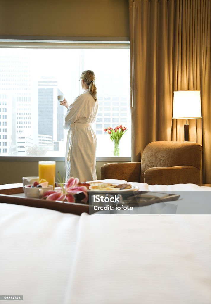 Desayuno con mujer en el fondo. - Foto de stock de Hotel libre de derechos