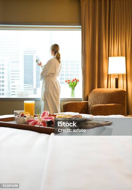 Desayuno Con Mujer En El Fondo Foto de stock y más banco de imágenes de Hotel - Hotel, Servicio de habitaciones, Lujo