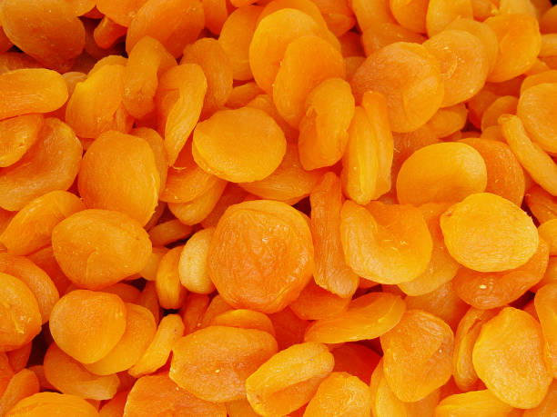 albaricoques secos... - dried apricot close up gourmet dried fruit fotografías e imágenes de stock