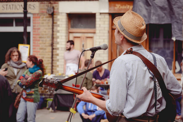 musicien de rue dans columbia road à londres (royaume-uni). - men editorial musician music photos et images de collection