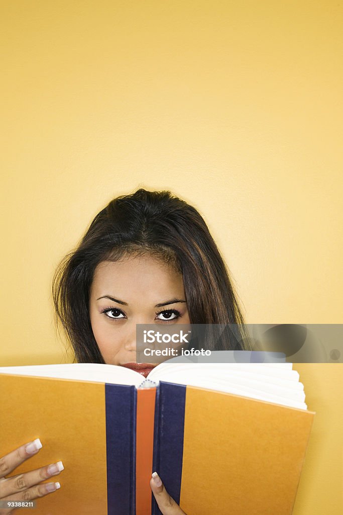 Femme lisant un livre. - Photo de Prise de vue en studio libre de droits