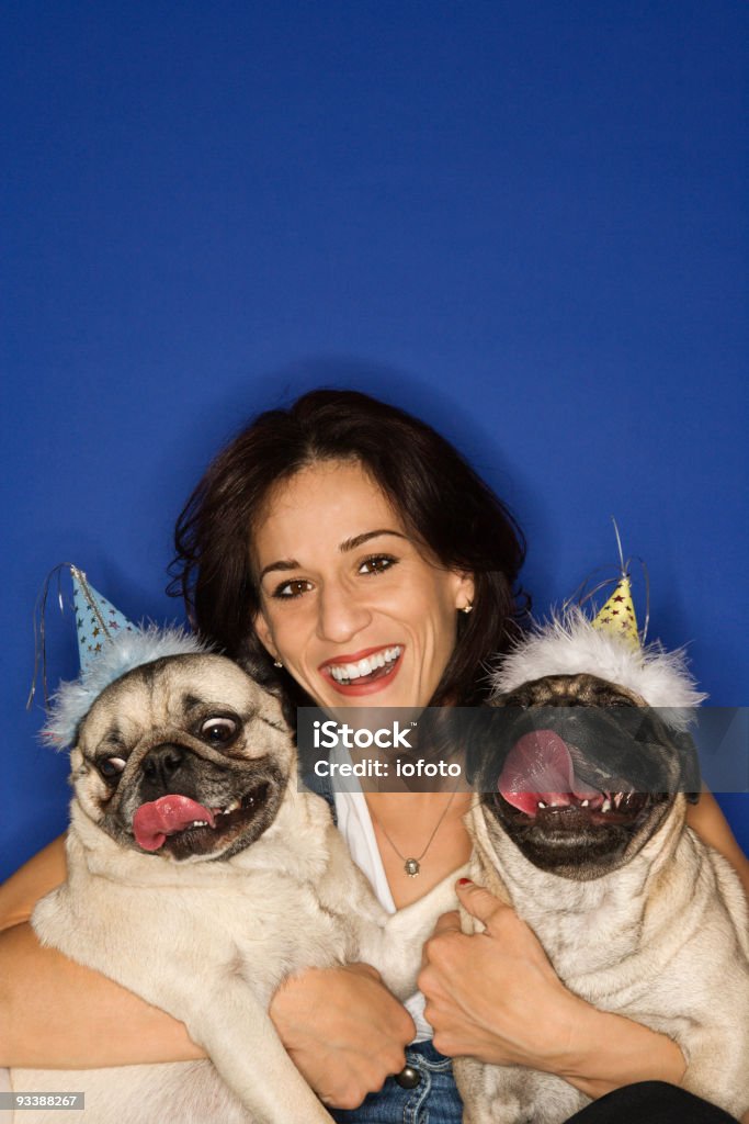 Mulher segurando duas Pug cães. - Royalty-free Adulto Foto de stock