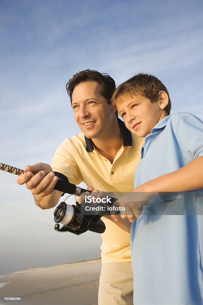 Padre e hijo pesca - Foto de stock de Pesca en la playa libre de derechos