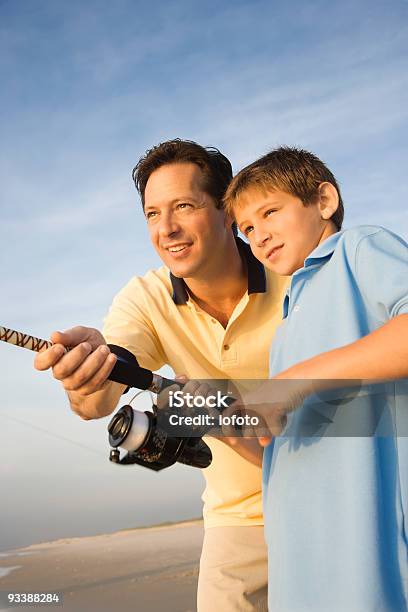 Padre E Hijo Pesca Foto de stock y más banco de imágenes de Pesca en la playa - Pesca en la playa, Familia, Niño