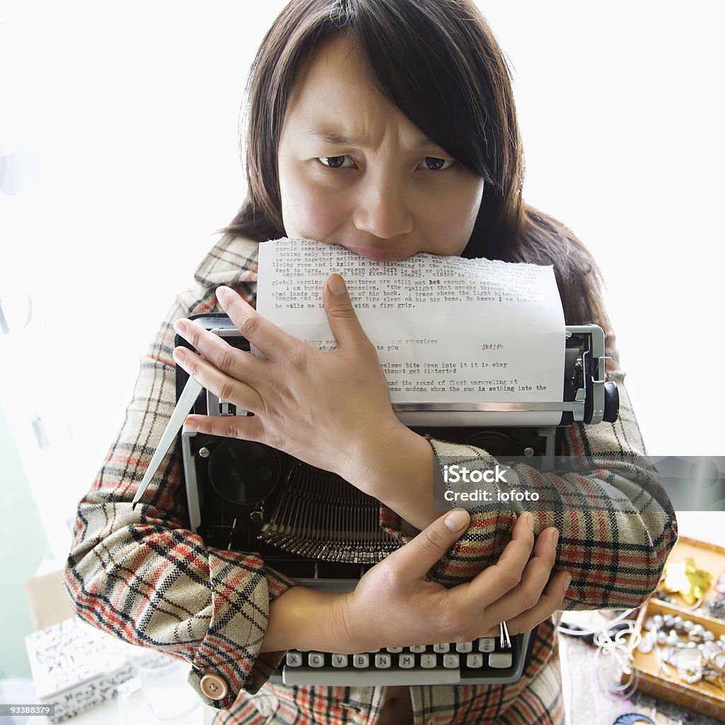 Mujer agarrando máquina de escribir. - Foto de stock de Agarrar libre de derechos