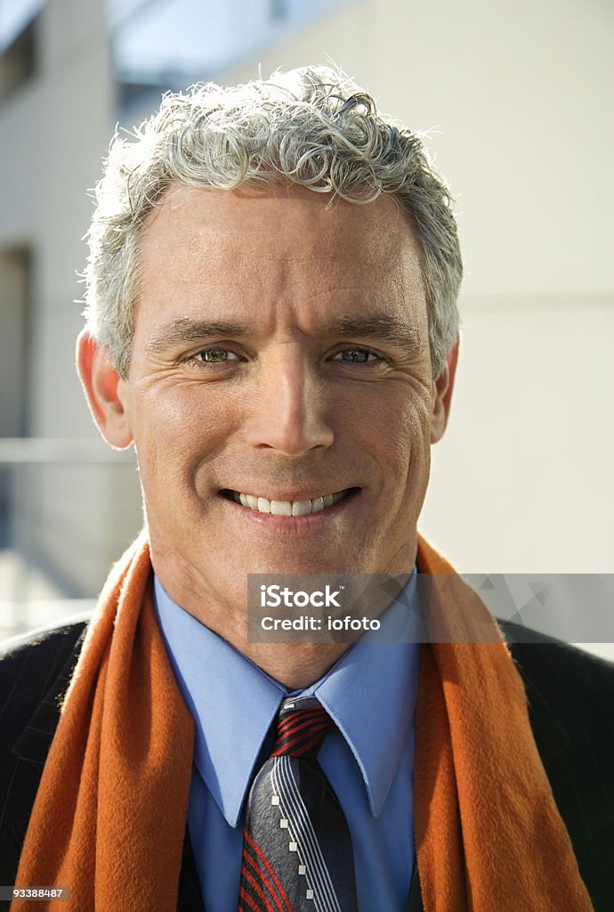 Empresario sonriente mirando espectador. - Foto de stock de Foto de cabeza libre de derechos