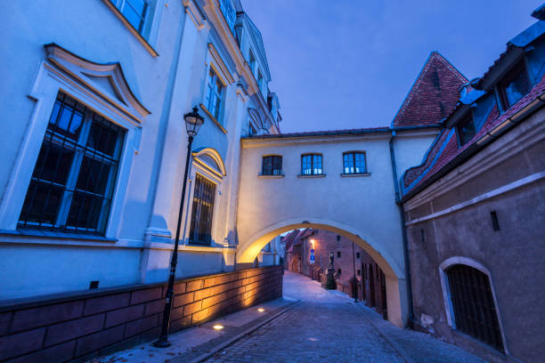istock Old town of Grudziadz at night 933885768
