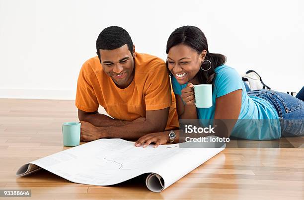 Pareja Con Blueprints Foto de stock y más banco de imágenes de Africano-americano - Africano-americano, Ampliación de casa, Parejas