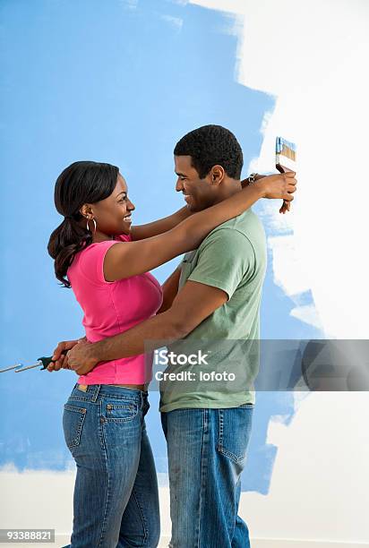 Casal Snuggling Junto Ao Meio Da Parede Pintada - Fotografias de stock e mais imagens de 20-24 Anos - 20-24 Anos, 20-29 Anos, 25-29 Anos