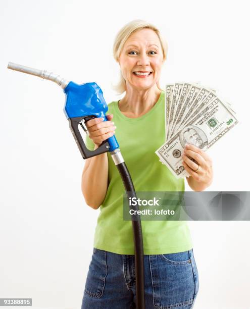 Mulher Feliz Com Bomba De Gás E Dinheiro - Fotografias de stock e mais imagens de Bomba de Combustível - Bomba de Combustível, Mulheres, Só Uma Mulher