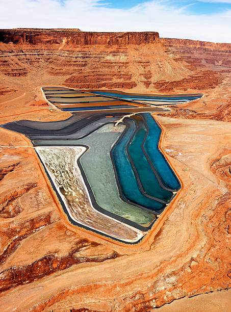 tailings estanque en las zonas rurales, utah. - tailings fotografías e imágenes de stock