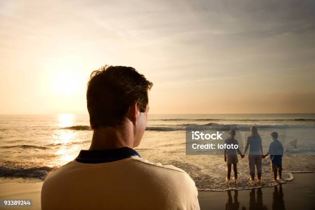 Photo libre de droit de Homme Regardant Votre Famille À La Plage banque d'images et plus d'images libres de droit de Famille - Famille, Adolescent, Plage