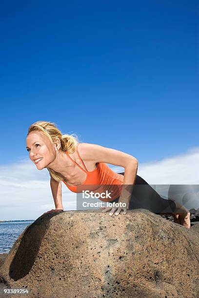 Mulher Fazendo Empurrar Para Cima Em Rock - Fotografias de stock e mais imagens de Mulheres - Mulheres, Só Uma Mulher, 20-24 Anos