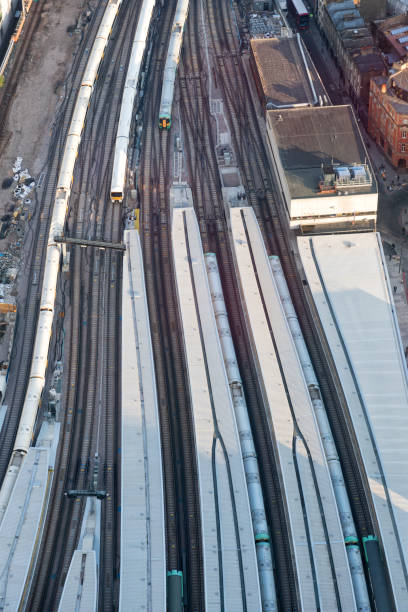 luftaufnahme der london bridge station mit zügen und plattformen, london - aerial passenger line stock-fotos und bilder