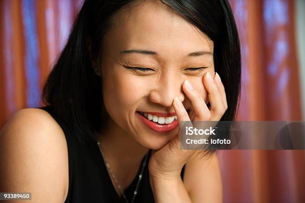 Retrato De Mujer Adulta Foto de stock y más banco de imágenes de 20 a 29 años - 20 a 29 años, 25-29 años, Adulto