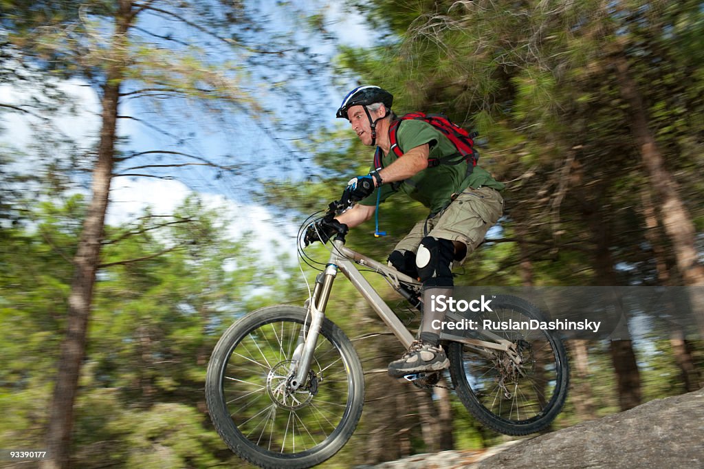 Andar de bicicleta em uma floresta - Foto de stock de 50 Anos royalty-free