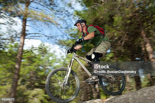 Foto de Andar De Bicicleta Em Uma Floresta e mais fotos de stock de 50 Anos - 50 Anos, Adulto, Adulto maduro
