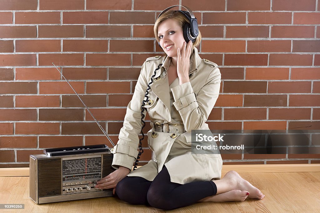 Frauen in Trent Bridge hört auf einem Retro-radio - Lizenzfrei Alt Stock-Foto