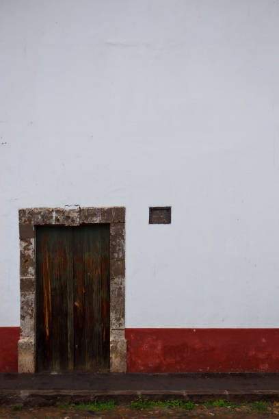 rustykalne drzwi - front door residential district colonial style construction zdjęcia i obrazy z banku zdjęć