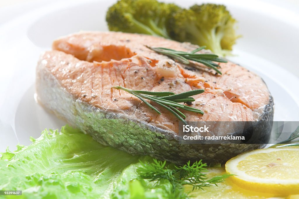 Trancio di salmone con verdure - Foto stock royalty-free di Alimentazione sana