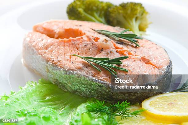 Trancio Di Salmone Con Verdure - Fotografie stock e altre immagini di Alimentazione sana - Alimentazione sana, Aneto, Bianco