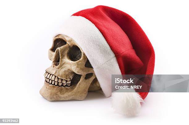 Teschio Con Cappello Rosso Natale - Fotografie stock e altre immagini di Bianco - Bianco, Cappello, Composizione orizzontale
