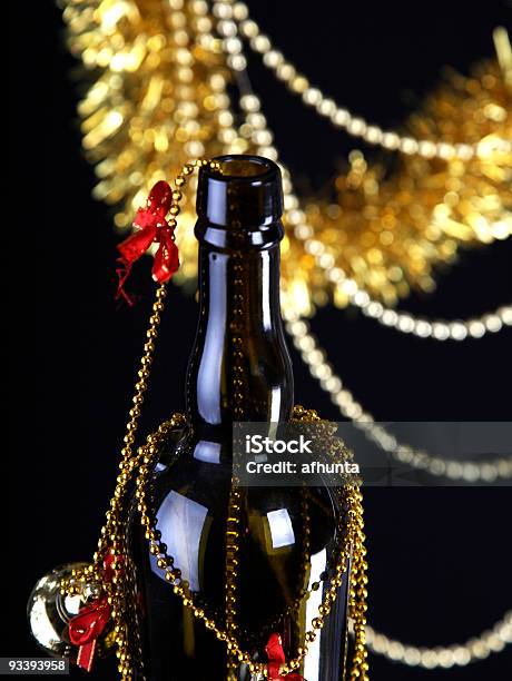 Flasche Und Lametta Stockfoto und mehr Bilder von Abstrakt - Abstrakt, Alkoholisches Getränk, Band