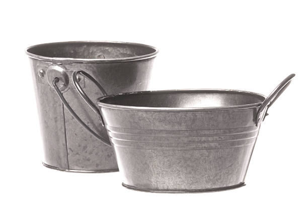 métal pails isolé - galvanized bucket photos et images de collection